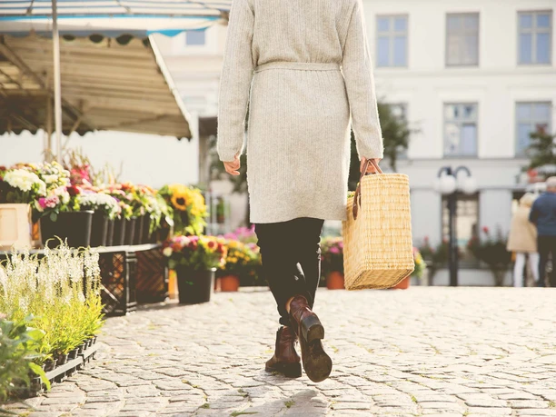 Wochenmarkt Eutin Frau.jpg Schlendern über den Eutiner Wochenmarkt