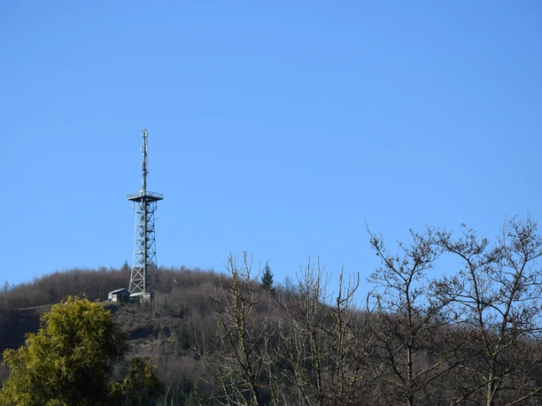 Aussichtsturm Hohe Hardt <p>Ein Sendeturm auf einem bewaldeten Hügel unter klarem blauem Himmel, umgeben von kahlen Bäumen.</p>
