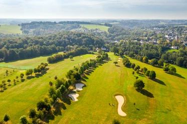 Golfplatz Burg Overbach <p>Golfplatz in hügeliger Landschaft bei Much, umgeben von Bäumen und weiten, grünen Flächen.</p>