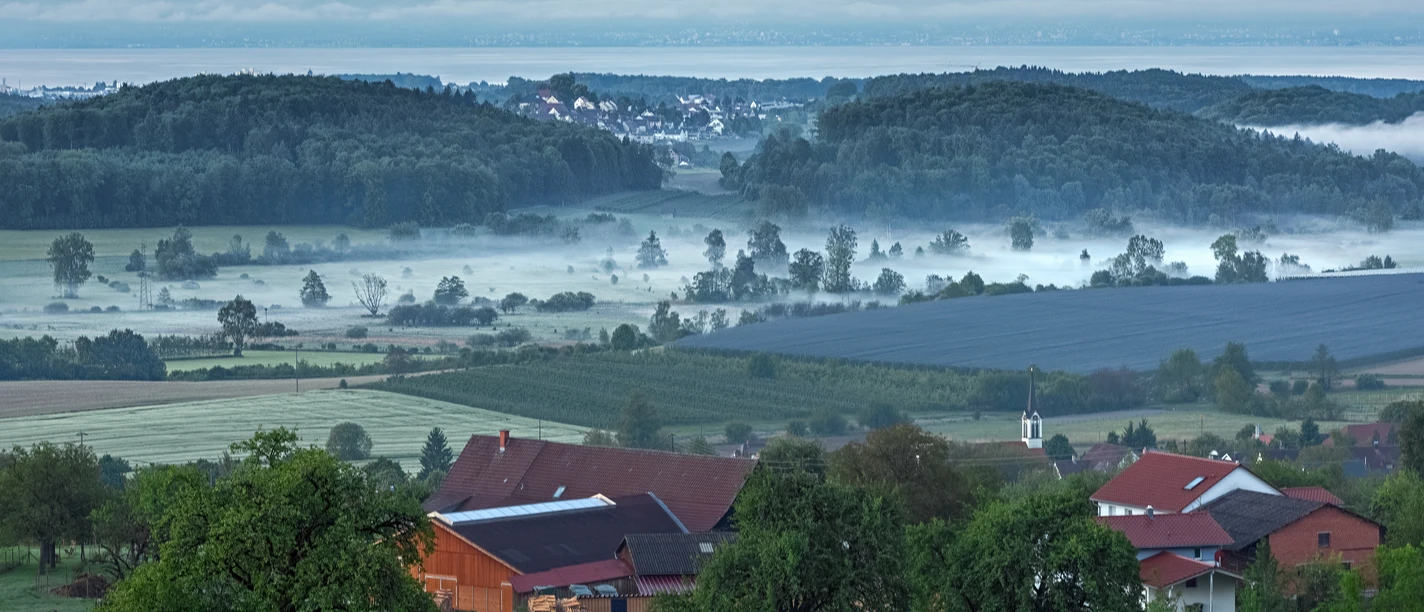 Blick in Richtung Bodensee vom Premiumwanderweg Guck Ins Land im Frühjahr. Kurz nach Sonnenaufgang. Blick in Richtung Bodensee vom Premiumwanderweg Guck Ins Land im Frühjahr. Kurz nach Sonnenaufgang.