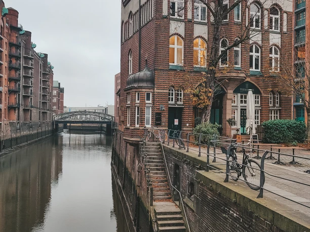 Wasserschloss Hamburg Außenansicht.jpg