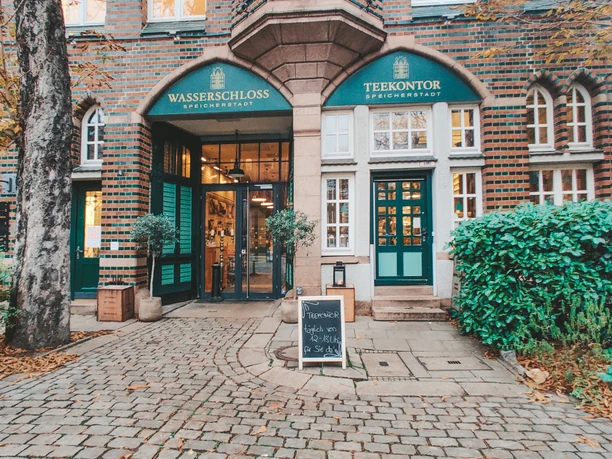 Wasserschloss Hamburg Restaurant Teekontor Eingang.jpg