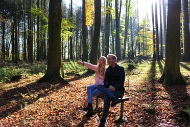 Junge Menschen im Wald.jpg