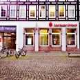 fertig.sparkasse-frontansicht-filter-cc0.jpg Frontansicht der Einbecker Sparkasse am Markplatz.