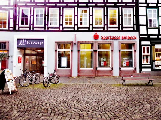 fertig.sparkasse-frontansicht-filter-cc0.jpg Frontansicht der Einbecker Sparkasse am Markplatz.