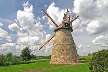 Röckemanns Mühle Eisbergen Historische Windmühle Röckemanns Mühle in ländlicher Umgebung mit blauen Himmel und Wolken.