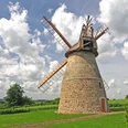 Röckemanns Mühle Eisbergen Historische Windmühle Röckemanns Mühle in ländlicher Umgebung mit blauen Himmel und Wolken.