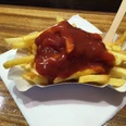 Portion Pommes mit Ketchup auf dem Tisch