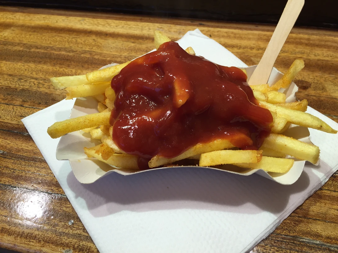 Portion Pommes auf dem Tisch Portion Pommes mit Ketchup auf dem Tisch