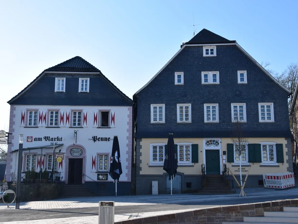 Altes Stadthaus am Marktplatz Zwei historische, schiefergedeckte Fachwerkhäuser in Wipperfürth, Gastronomie "Am Markt" und "Rexne".