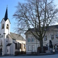 Ev. Kirche Am Markt <p>Weiße Kirche neben Altbau und Baum, blauer Himmel, in Wipperfürth. Hauptstraße im Vordergrund.</p>