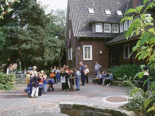 Jugendherberge - Außen mit Kindern - BB.jpg