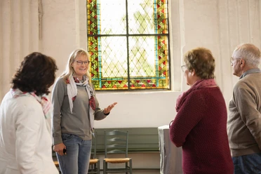 Gästeführer_Anne_Kirche.jpg Gästeführerin, Kirche, Gäste, Gebäude, Frau