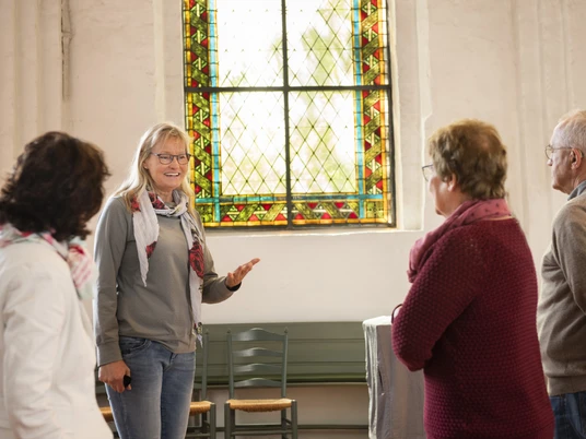 Gästeführer_Anne_Kirche.jpg Gästeführerin, Kirche, Gäste, Gebäude, Frau