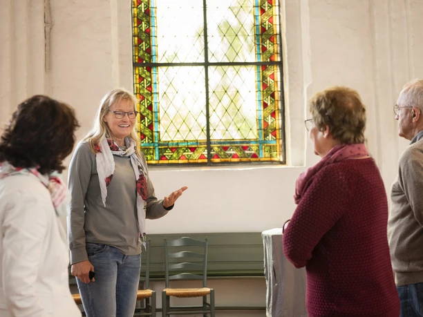 Gästeführer_Anne_Kirche.jpg Gästeführerin, Kirche, Gäste, Gebäude, Frau