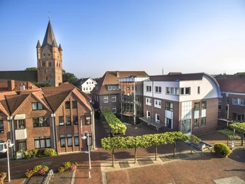 Westerstede_Neuer_Markt_mit_Kirche.JPG