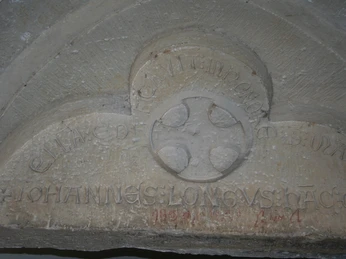 Kloster Loccum Steinrelief im Kloster Loccum mit lateinischer Inschrift und Kreuzsymbol, verwittertes Erscheinungsbild.Stone relief in Loccum Monastery with Latin inscription and cross symbol, weathered appearance.Stenrelief i Loccum Kloster med latinsk indskrift og kors-symbol, forvitret udseende.Stenen reliëf in het klooster van Loccum met Latijnse inscriptie en kruissymbool, verweerd uiterlijk.