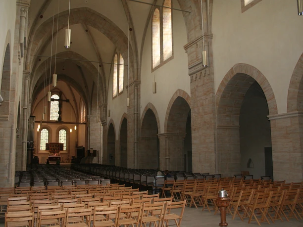 Kloster Loccum Kirche innen Nave of Loccum Abbey with high arches, wooden chairs and light streaming in through arched windows.