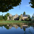 Außenansicht Schloss Ippenburg Historisches Herrenhaus spiegelt sich idyllisch in einem Teich, umgeben von üppigem Grün.Historic manor house idyllically reflected in a pond surrounded by lush greenery.Historisk herregård, der idyllisk spejler sig i en dam omgivet af frodigt grønt.Historisch landhuis idyllisch weerspiegeld in een vijver omringd door weelderig groen.
