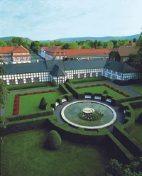 Luftaufnahme des Gräflichen Park mit symmetrischen Beeten, Hecken und einem eleganten Springbrunnen.