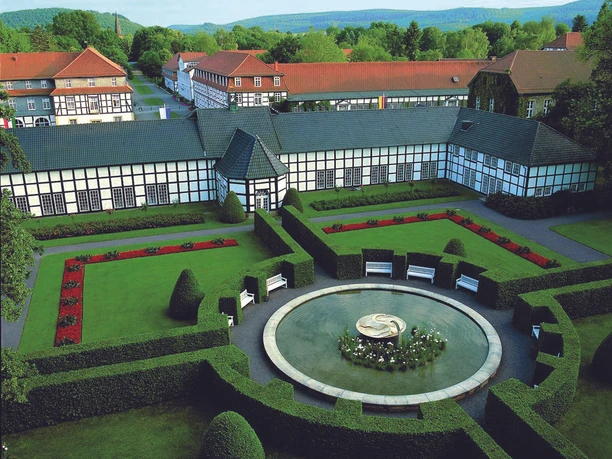 Gräflicher Park Luftaufnahme des Gräflichen Park mit symmetrischen Beeten, Hecken und einem eleganten Springbrunnen.