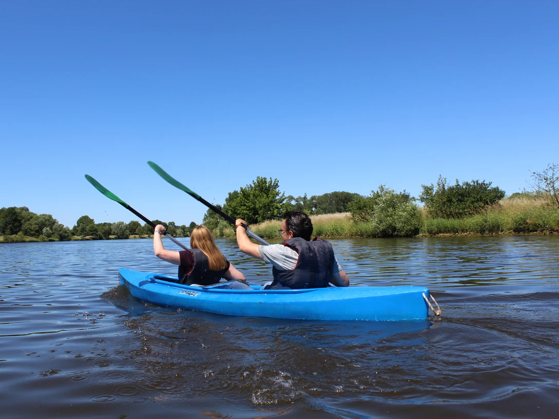 Eine Kanutour auf der Mittelweser Eine Kanutour auf der Mittelweser A canoe tour on the MittelweserEn kanotur på MittelweserEen kanotocht op de Mittelweser