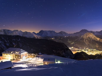 Abendstimmung beim Hotel Belalp mit Blick Richtung Naters und Brig. Abendstimmung beim Hotel Belalp mit Blick Richtung Naters und Brig.