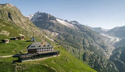 Hotel Belalp mit Blick auf den Aletschgletscher Der Blick vom Hotel Belalp auf den Grossen Aletschgletscher
