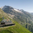 Hotel Belalp mit Blick auf den Aletschgletscher Der Blick vom Hotel Belalp auf den Grossen Aletschgletscher