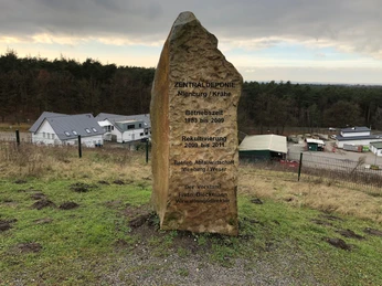 Kräher Höhe Steinmarker erinnert an die Geschichte der Zentraldeponie Nienburg/Krähe mit Betriebs- und Rekultivierungsdaten.