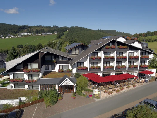 ansicht-sporthotel-zum-hohen-eimberg.jpg
