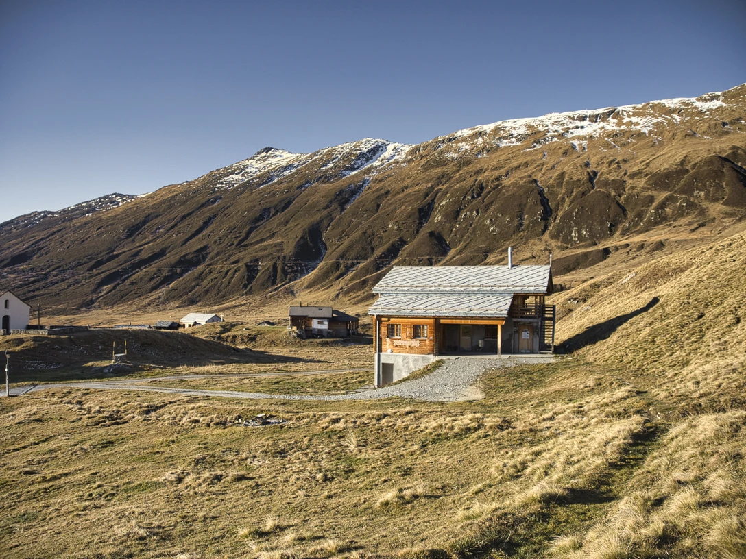 In der Sennerei auf der Belalp stehen frische Alpenmilch-Produkte zum Verkauf. In der Sennerei auf der Belalp stehen frische Alpenmilch-Produkte zum Verkauf.