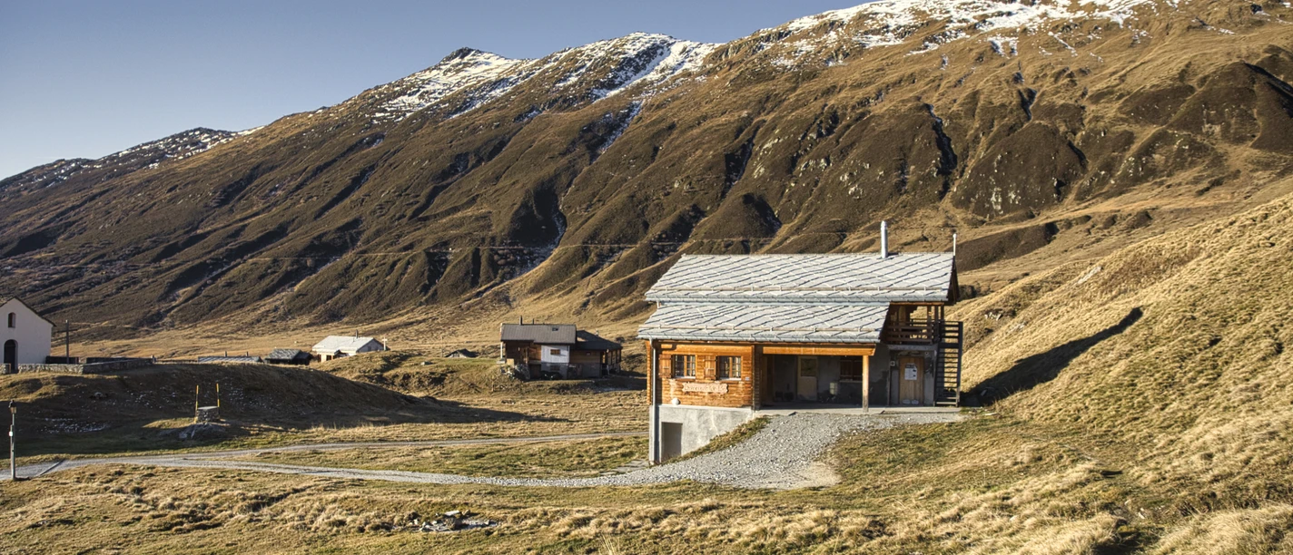 In der Sennerei auf der Belalp stehen frische Alpenmilch-Produkte zum Verkauf. In der Sennerei auf der Belalp stehen frische Alpenmilch-Produkte zum Verkauf.