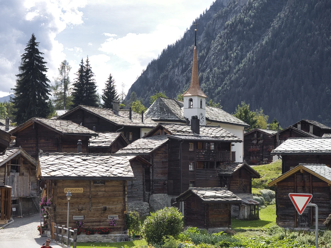 Der Charme der alten Häuser und Stadel verzaubert Gäste im Sommer wie Winter. Der Charme der alten Häuser und Stadel verzaubert Gäste im Sommer wie Winter.The charm of the old houses and barns enchants guests in summer and winter.