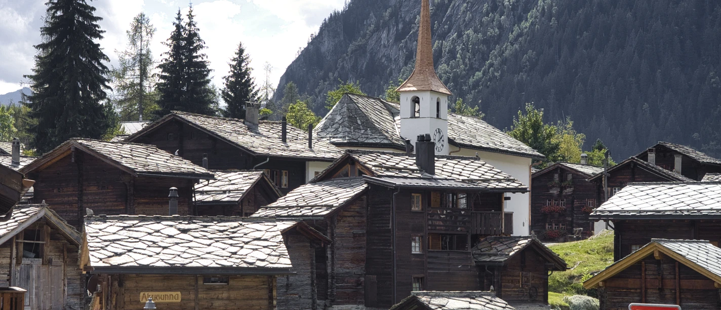 Der Charme der alten Häuser und Stadel verzaubert Gäste im Sommer wie Winter. Der Charme der alten Häuser und Stadel verzaubert Gäste im Sommer wie Winter.