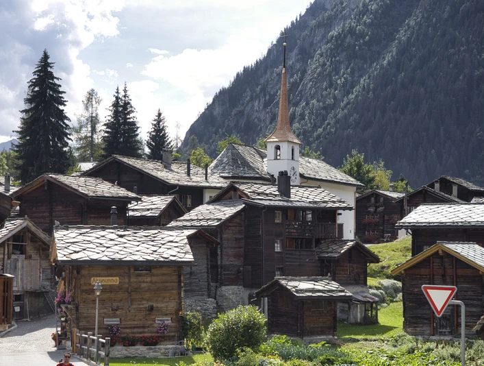Der Charme der alten Häuser und Stadel verzaubert Gäste im Sommer wie Winter. Der Charme der alten Häuser und Stadel verzaubert Gäste im Sommer wie Winter.The charm of the old houses and barns enchants guests in summer and winter.