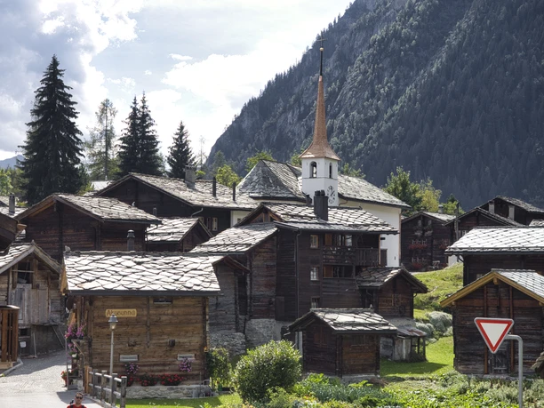 Le charme des vieilles maisons et des granges enchantera les visiteurs, en été comme en hiver. Der Charme der alten Häuser und Stadel verzaubert Gäste im Sommer wie Winter.