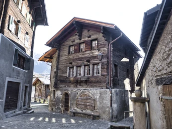 Am kleinen Kramplatz in der Judengasse steht eines der ältesten Häuser von Naters Am kleinen Kramplatz in der Judengasse steht eines der ältesten Häuser von NatersOne of the oldest houses in Naters stands on the small Kramplatz in JudengasseUne des plus anciennes maisons de Naters se trouve sur le Kramplatz, dans la Judengasse