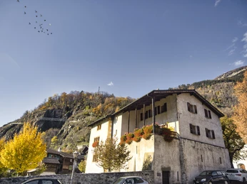 La partie la plus ancienne du presbytère est la tour d'habitation à l'est, datant du 12e siècle Der älteste Teil des Pfarrhauses ist der Wohnturm im Osten aus dem 12. JahrhundertThe oldest part of the rectory is the residential tower in the east from the 12th centuryLa partie la plus ancienne du presbytère est la tour d'habitation à l'est, datant du 12e siècle