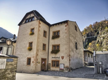 The Junkerhof is now the seat of the municipal administration in Naters Der Junkerhof ist heute Sitz der Gemeindeverwaltung in NatersThe Junkerhof is now the seat of the municipal administration in NatersLe Junkerhof est aujourd'hui le siège de l'administration communale de Naters