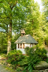 Fatimakapelle <p>Kleine Kapelle umgeben von dichtem Wald, strahlt Ruhe aus, perfekt im Grünen eingebettet.</p>