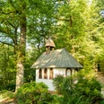 Fatimakapelle <p>Kleine Kapelle umgeben von dichtem Wald, strahlt Ruhe aus, perfekt im Grünen eingebettet.</p>