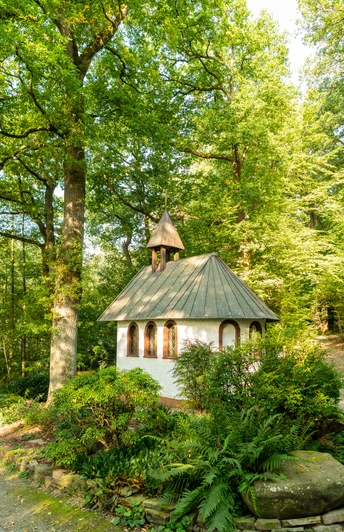 Fatimakapelle <p>Kleine Kapelle umgeben von dichtem Wald, strahlt Ruhe aus, perfekt im Grünen eingebettet.</p>