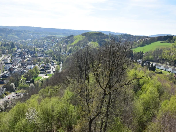 Haldyturm <p>Blick über grüne Hügel und das Dorf Engelskirchen im Frühling mit klarer Sicht und blauem Himmel.</p>