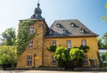 Burg Zweiffel <p>Schloss Bensberg in Bergisch Gladbach, ein barockes Gebäude mit einem markanten Turm und Kletterpflanzen.</p>