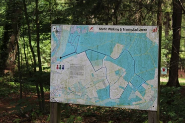 Bord in een bos toont de route van de nordic walking- en fitnessroute in Leese met startpunten.