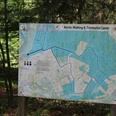 Nordic Walking und Trimpfad Leese Wegweiser in einem Wald zeigt die Route des Nordic Walking und Trimpfads in Leese mit Startpunkten.