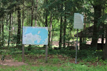 Nordic Walking und Trimpfad Leese Ein Infoboard und ein Schild in einem Wald zeigen den Beginn des Nordic Walking und Trimpfads Leese.