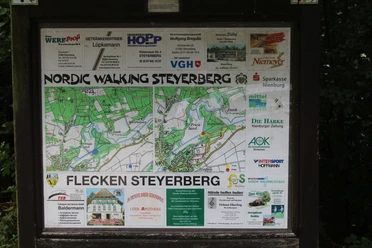 Nordic Walking Steyerberg Nordic-Walking-Infotafel mit Karte und Werbeanzeigen in der Nähe von Steyerberg im Grünen.