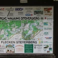 Nordic Walking Steyerberg Nordic-Walking-Infotafel mit Karte und Werbeanzeigen in der Nähe von Steyerberg im Grünen.
